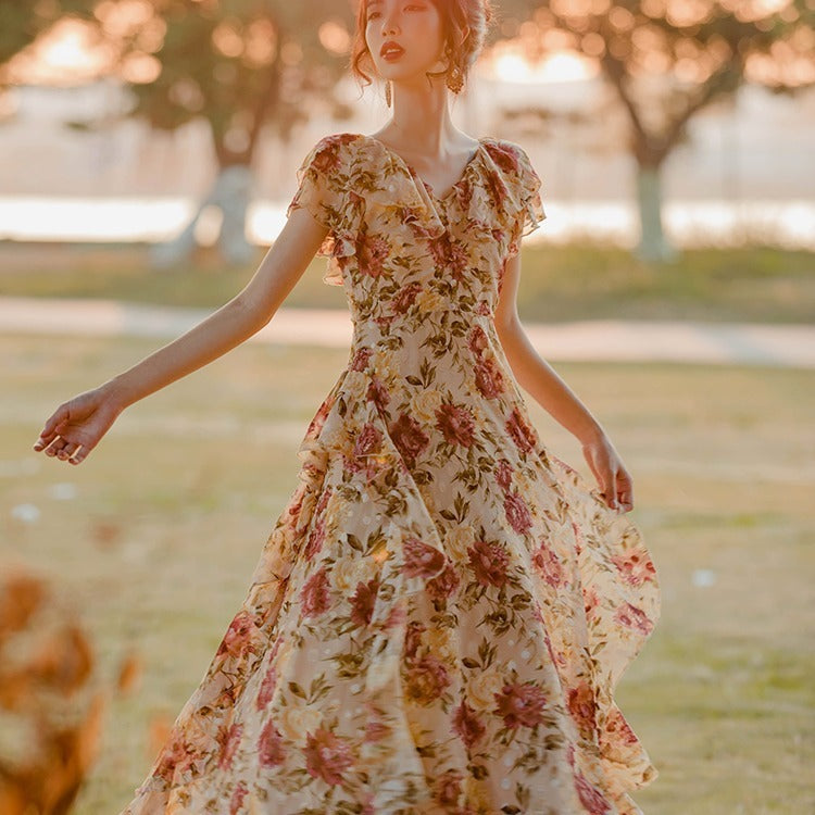 Vestido estampado con volantes y mangas con volantes y cuello en V