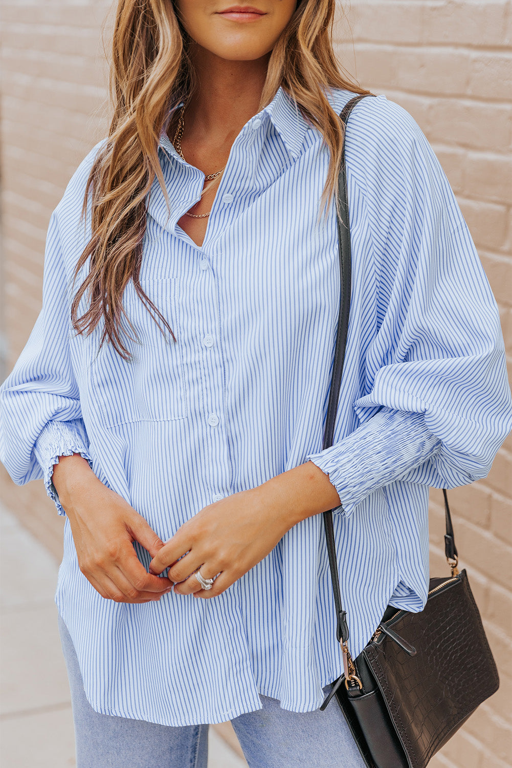 Camisa casual con puños fruncidos a rayas negras