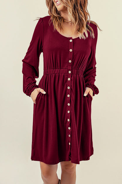 Robe rouge vif boutonnée à manches longues et taille haute