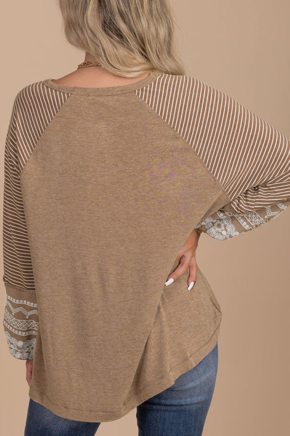 Blusa de manga larga con cuello redondo a rayas