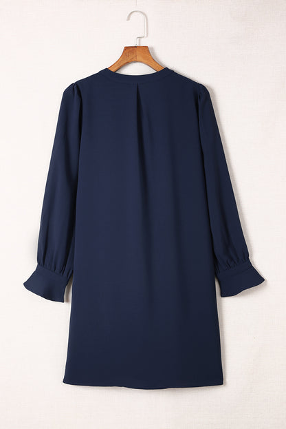 Robe chemise bleue fendue à col en V et manches à volants