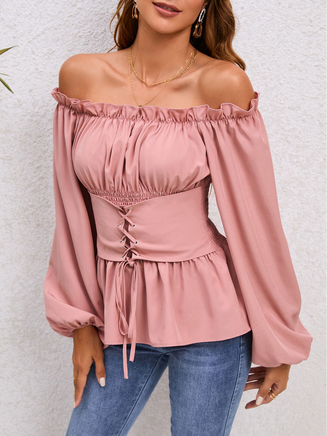 Blouse à épaules dénudées et manches ballon à lacets