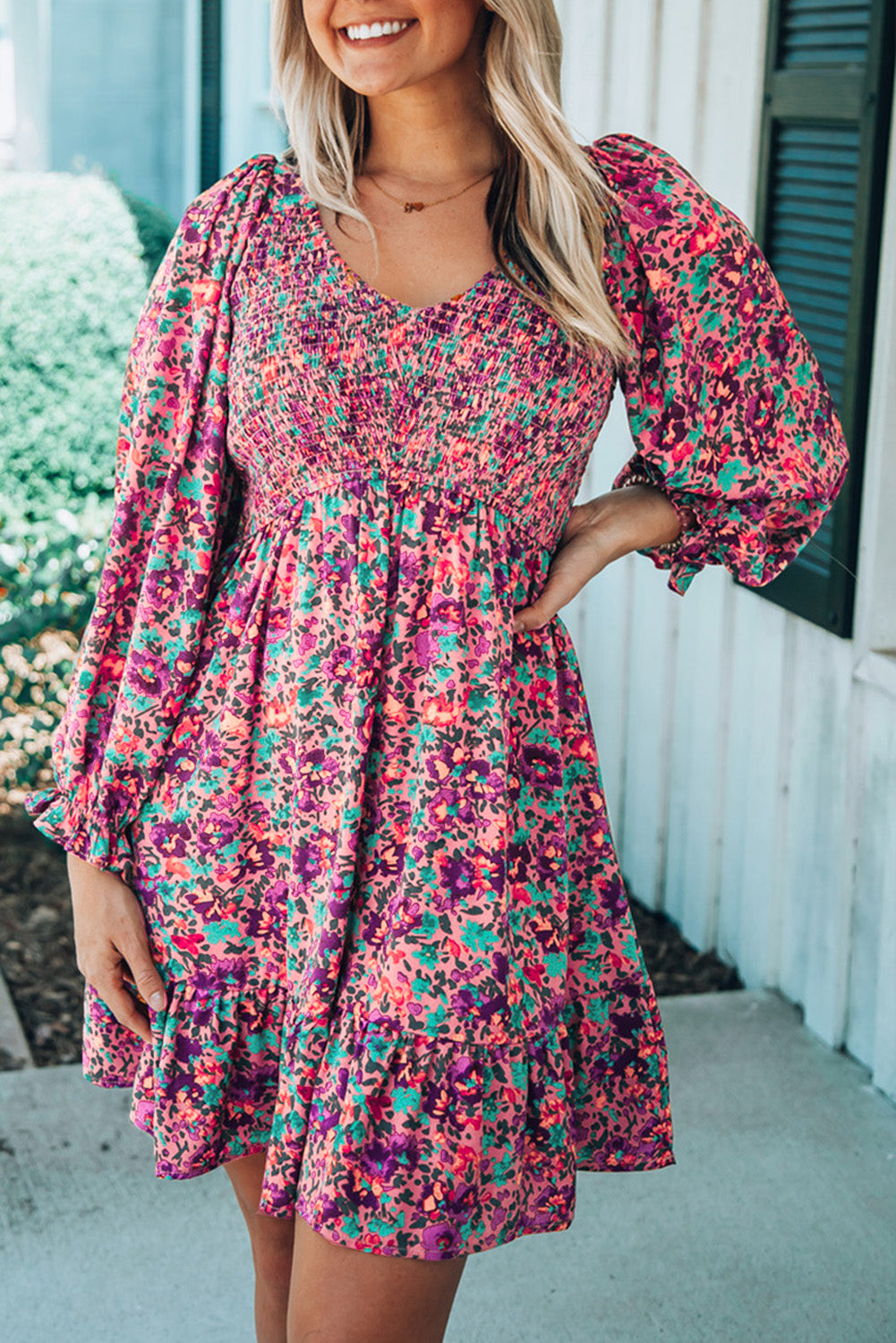 Vestido floral con mangas abullonadas y cuello en V fruncido morado