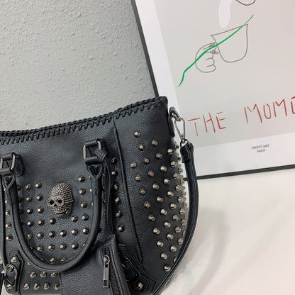 Bolso de mano de moda con un solo hombro y remaches en diagonal con calaveras