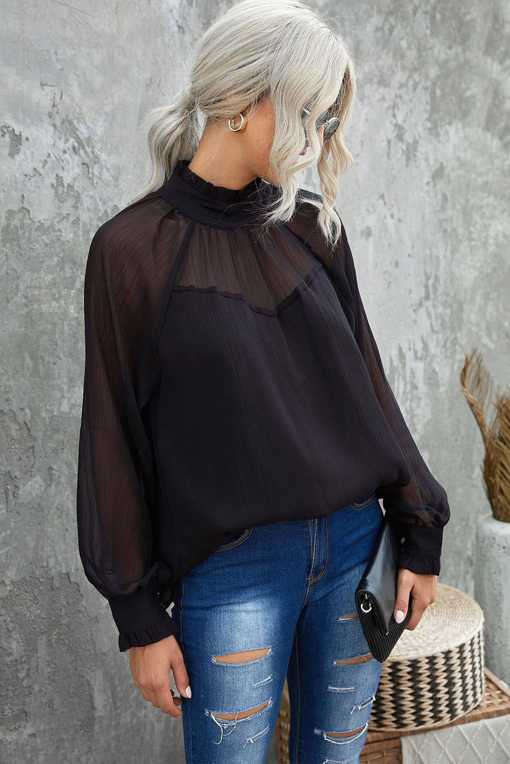 Blusa de malla empalmada con cuello con volantes