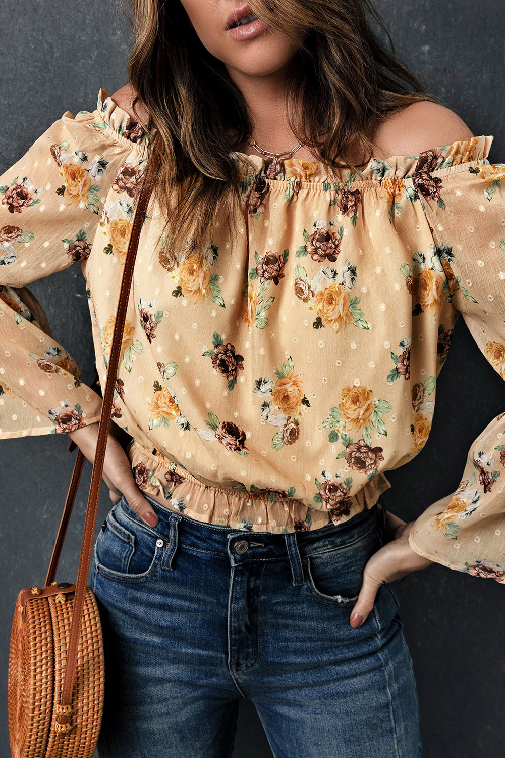 Top floral con hombros descubiertos y dobladillo con volantes