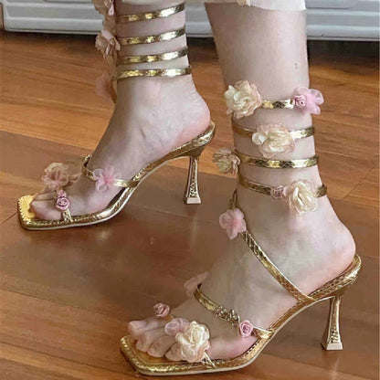 Sandalias romanas de tacón fino con estampado floral