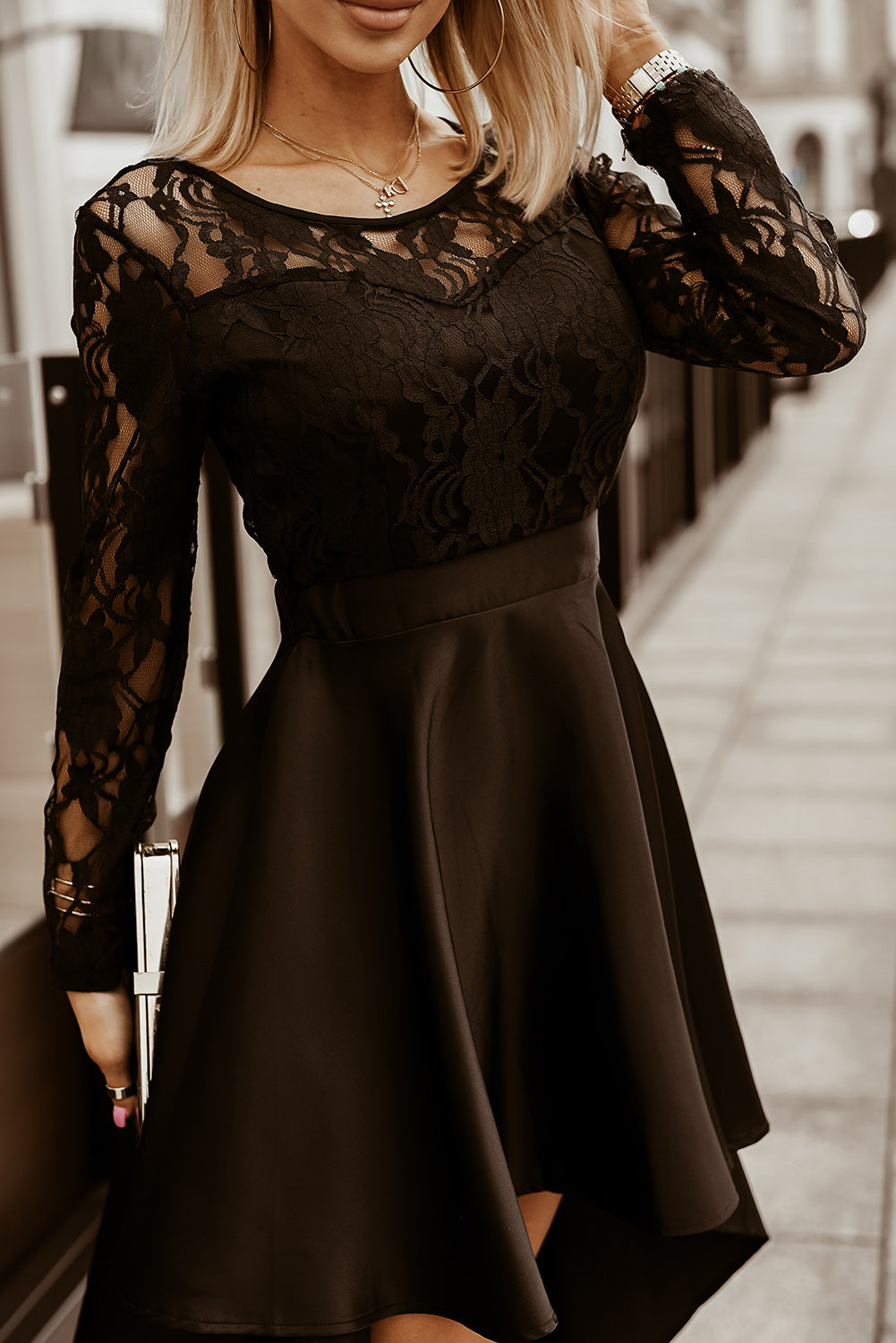 Robe de bal noire en satin haut et bas en dentelle à manches longues