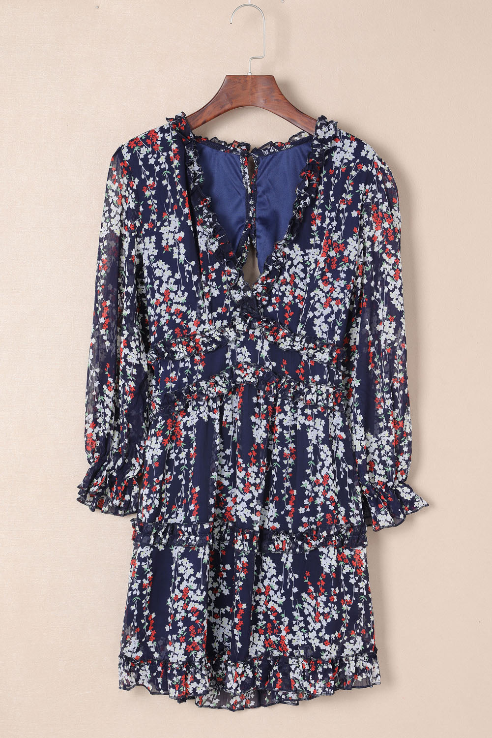 Robe florale bleue à volants et dos ouvert