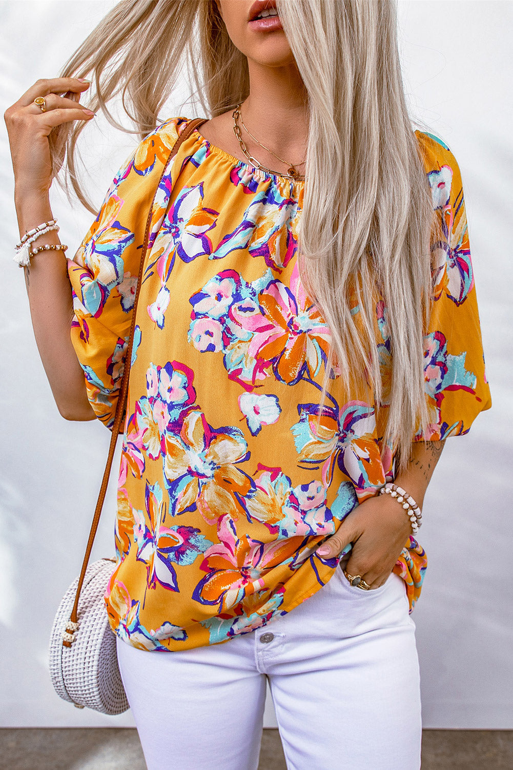 Blusa floral con cuello barco y mangas abullonadas