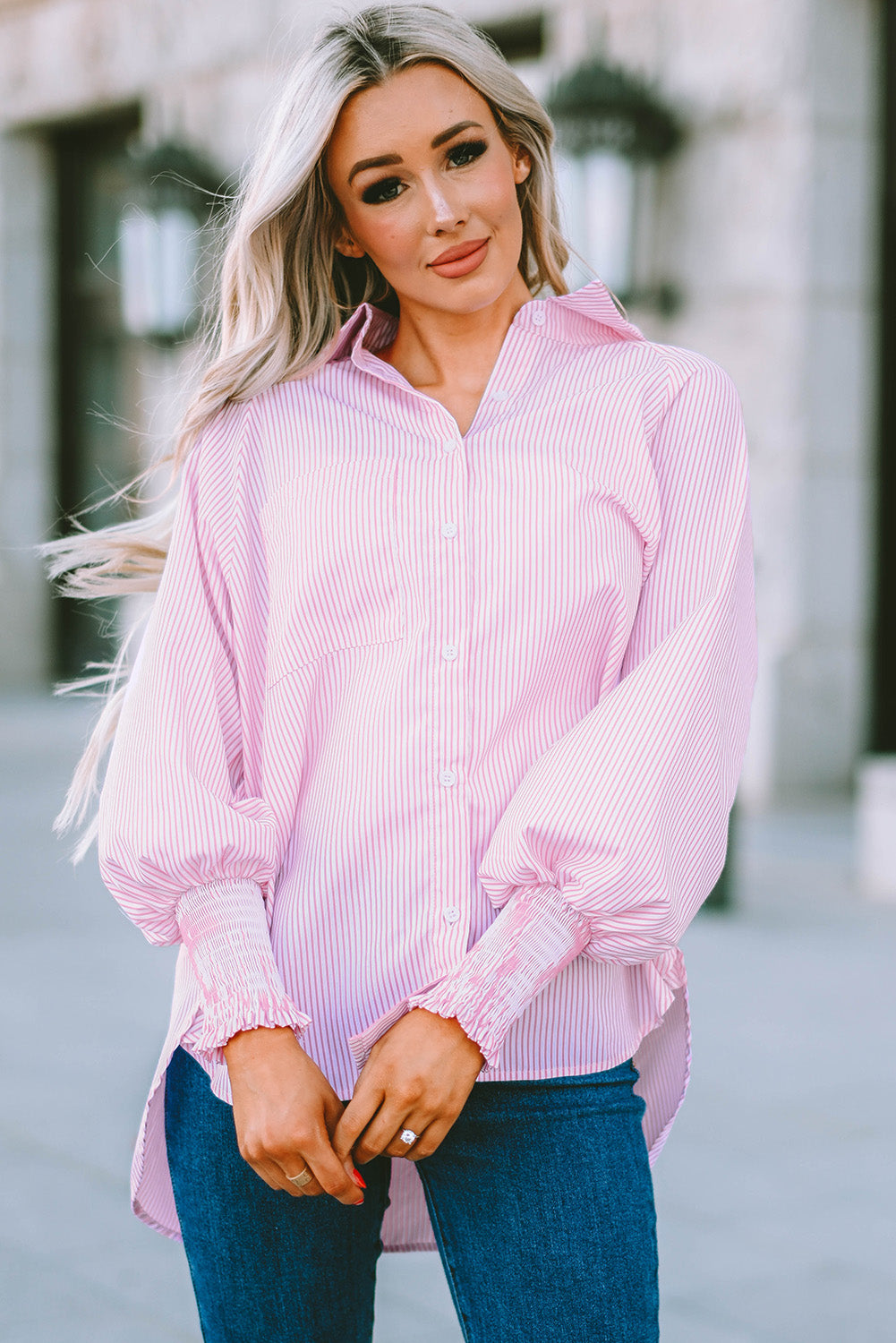 Camisa casual con puños fruncidos a rayas negras