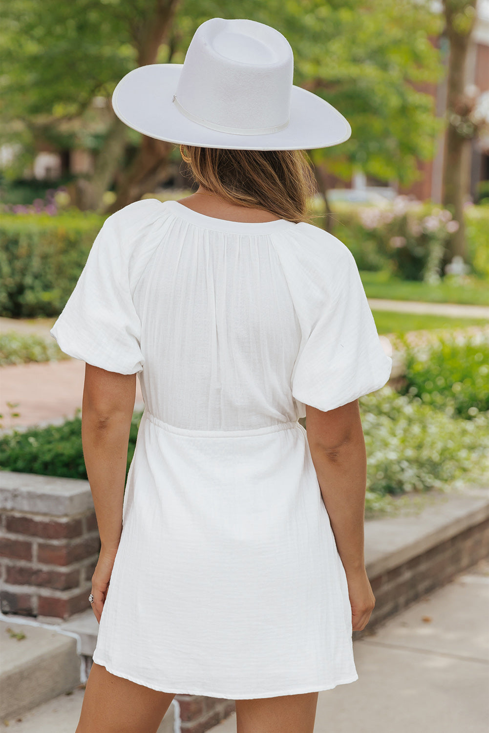 Vestido camisero blanco con cordón y mangas abullonadas con bolsillos