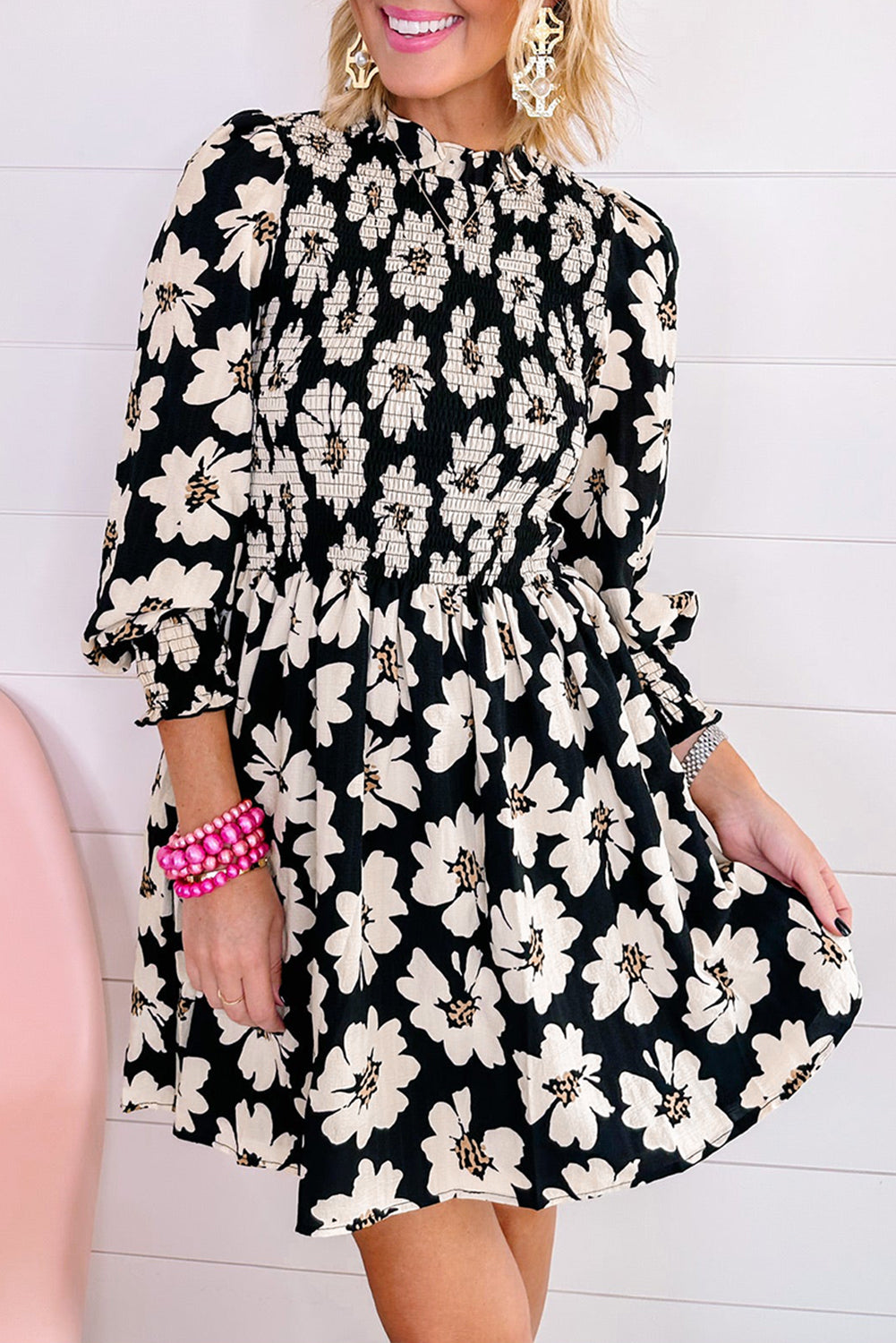 Minivestido con estampado floral y mangas abullonadas en forma de pulsera negro