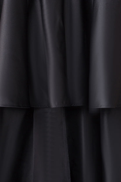 Robe de bal noire en satin haut et bas en dentelle à manches longues