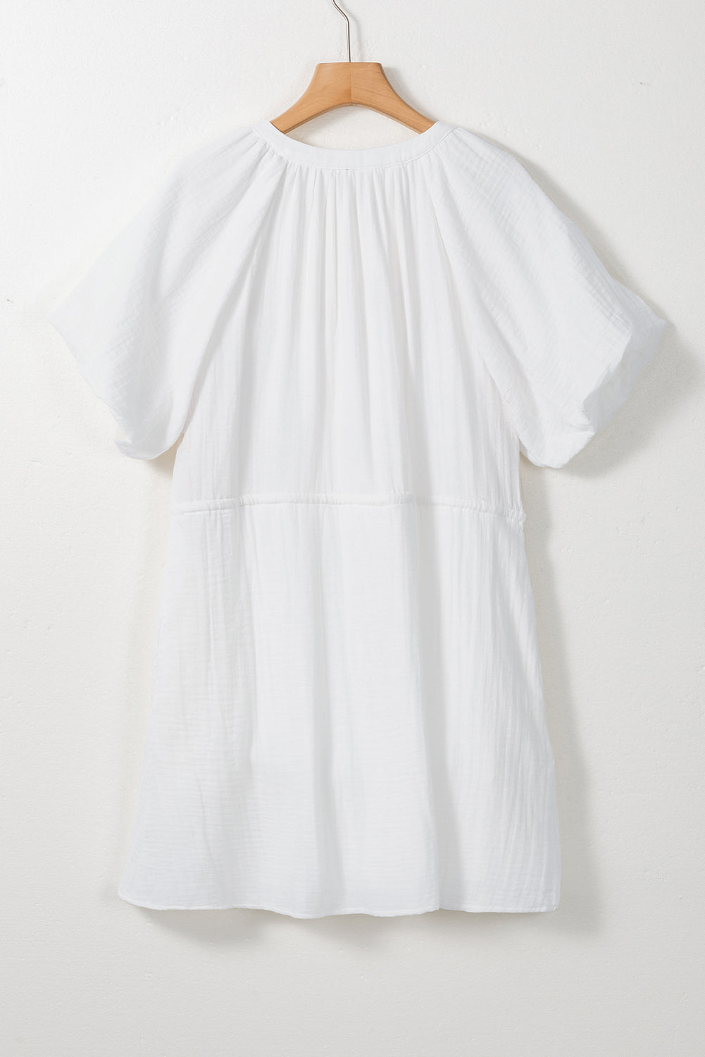 Robe chemise blanche à manches bouffantes et cordon de serrage avec poches