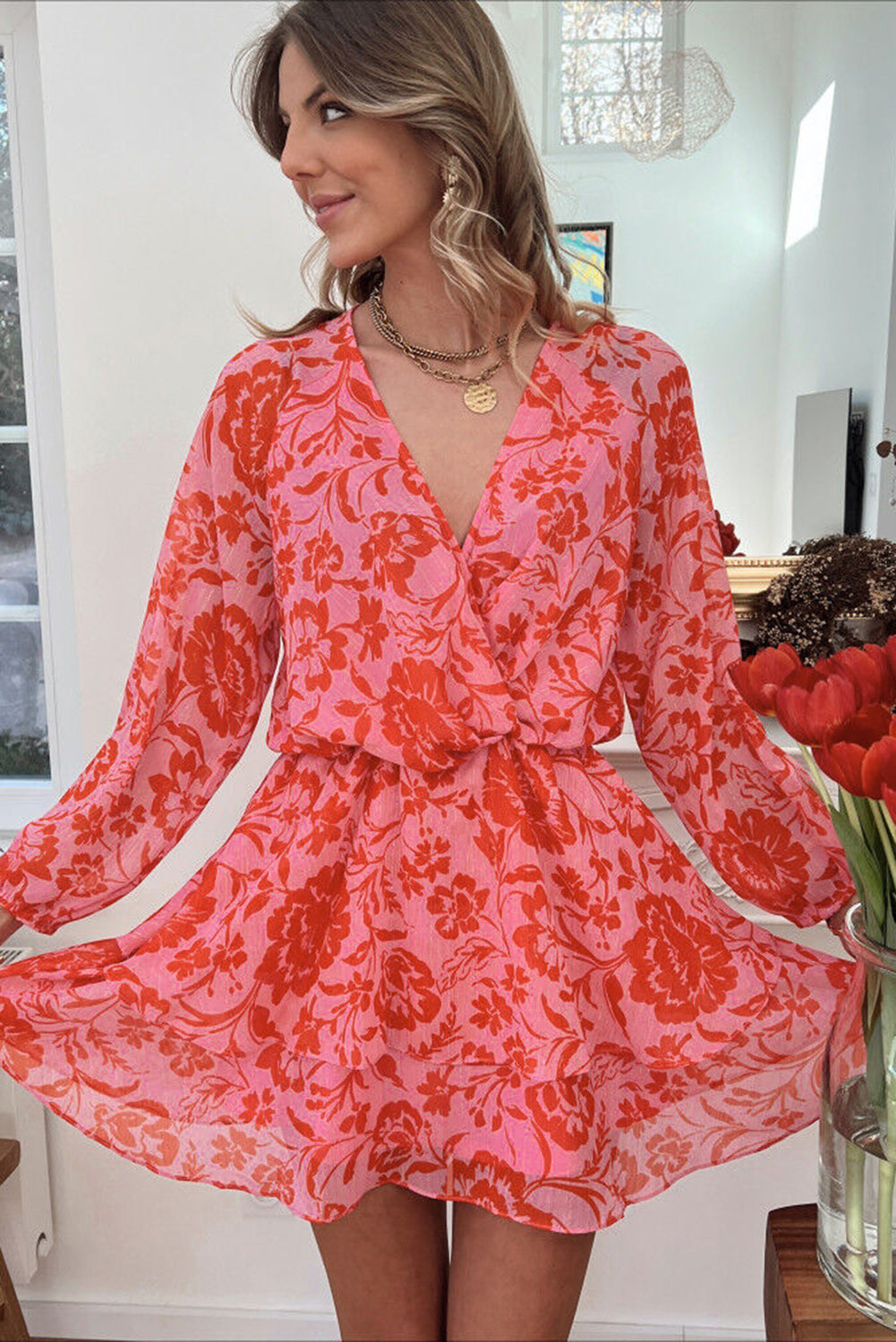 Vestido con sobrepelliz de manga abullonada en capas y volantes florales en rojo fuego