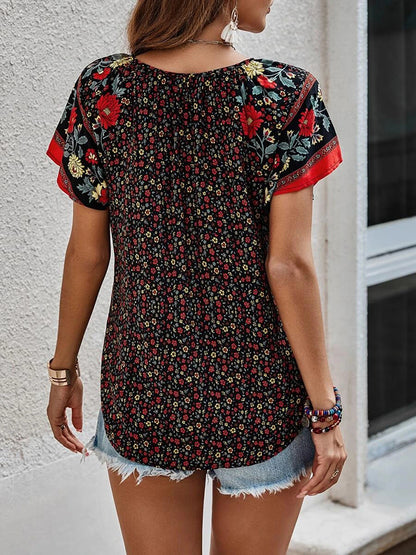 Blusa estampada de manga corta con cuello anudado