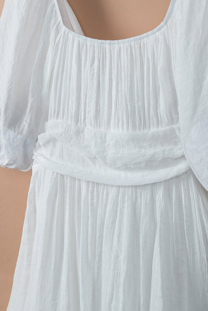 Mini-robe blanche à nœud papillon et col carré, taille haute à volants