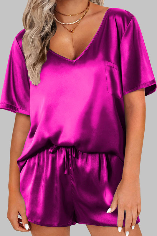 Conjunto de camiseta con cuello en V de satén rosa brillante y pantalones cortos con cordón