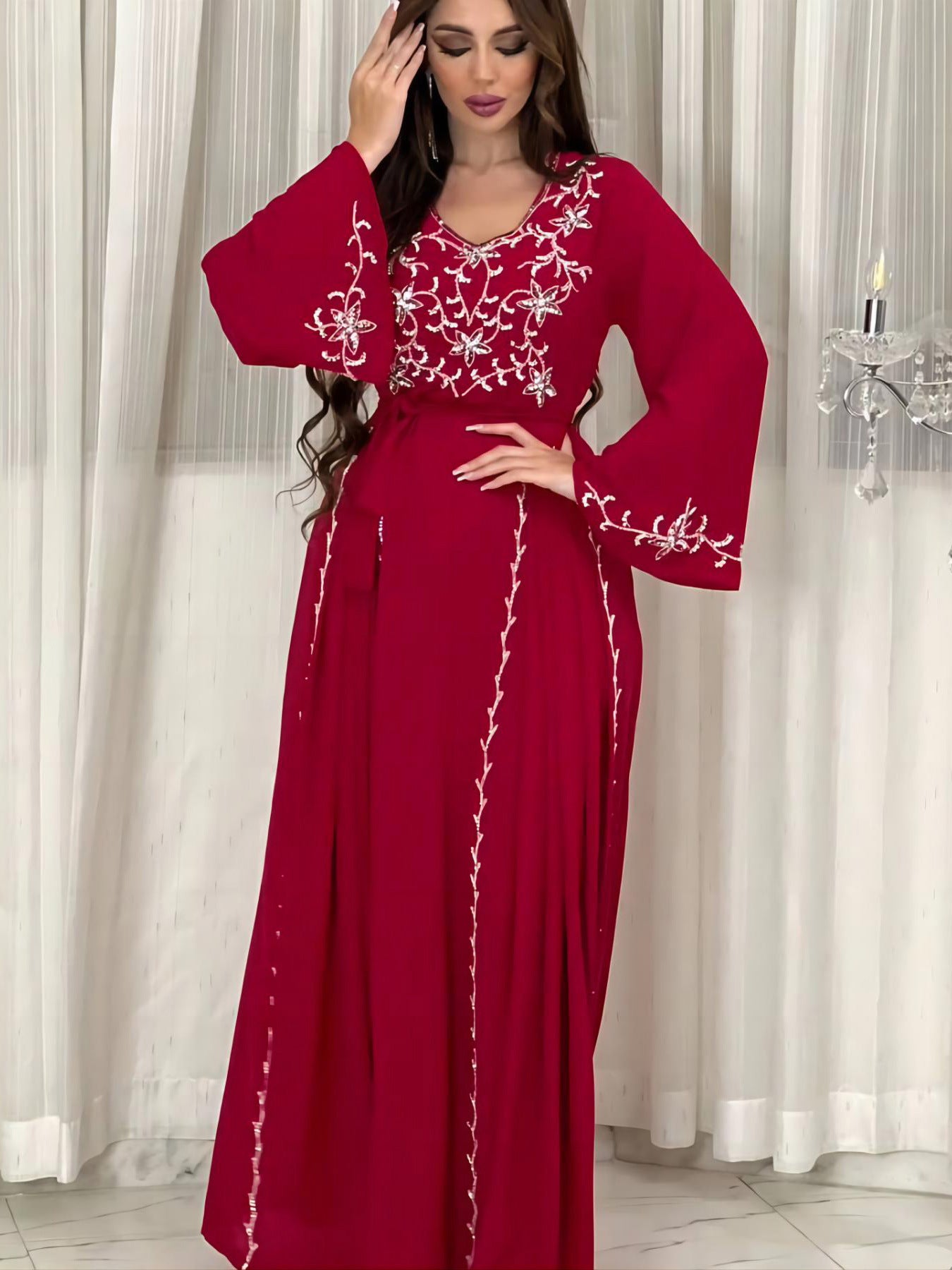 Robe élégante avec appliques brodées pour dîner de fête