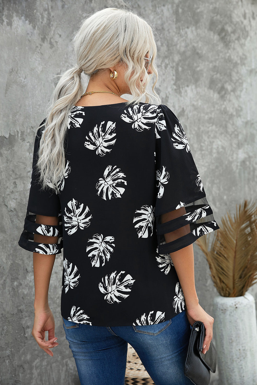 Blusa con manga abullonada y cuello en V con estampado botánico