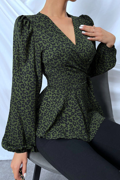 Blusa con lazo lateral y estampado de leopardo con cuello sobrepelliz