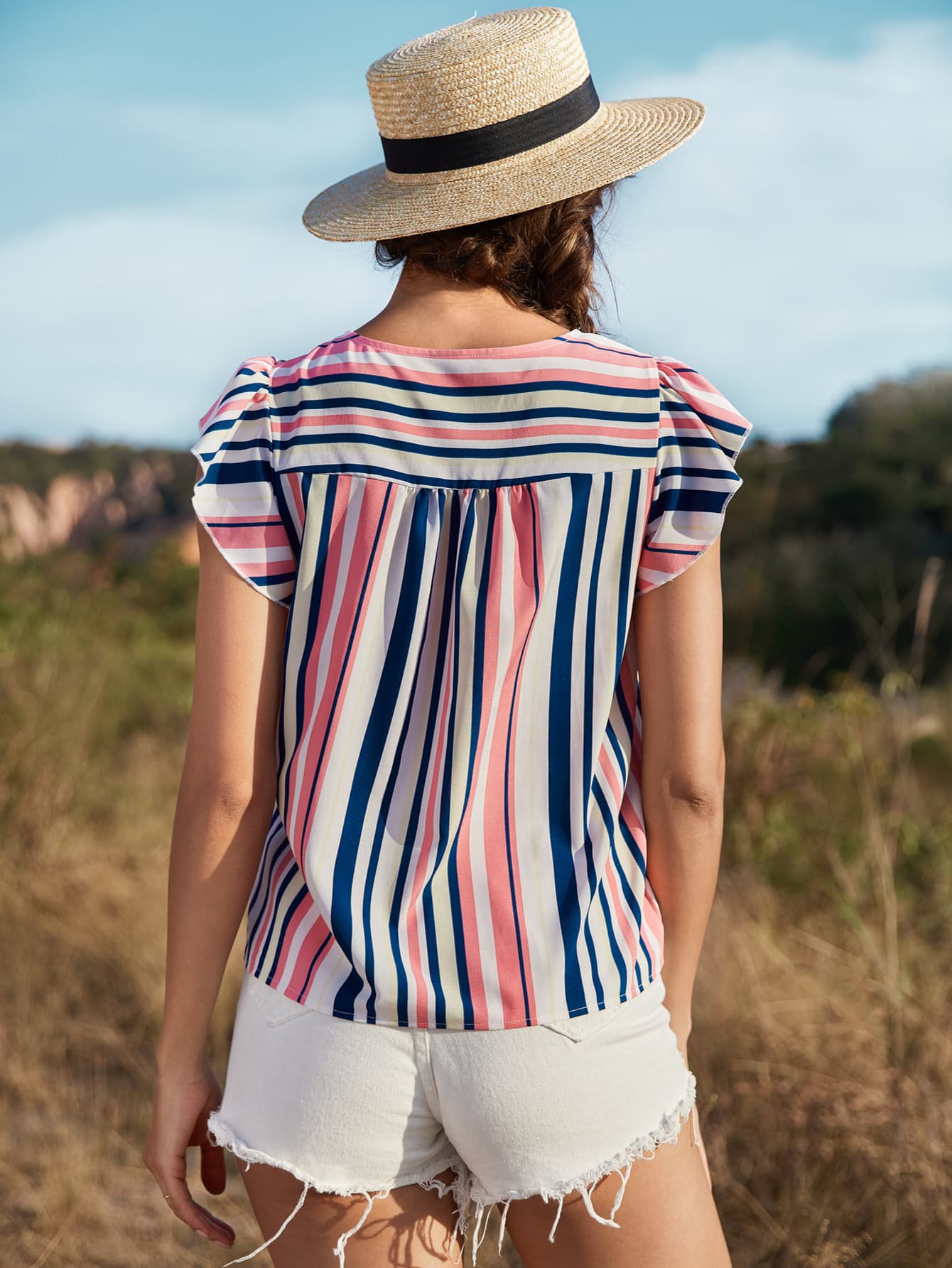 Blusa a rayas con mangas abullonadas y anudada