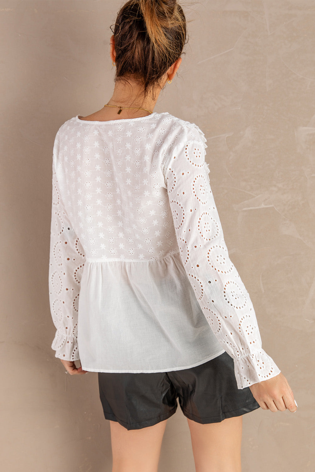 Blouse péplum à manches longues à volants et col noué à œillets