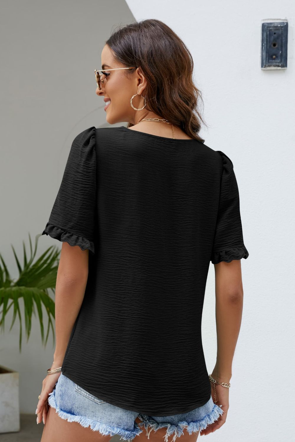 Blusa con cuello cuadrado y manga abullonada con ribete de volantes