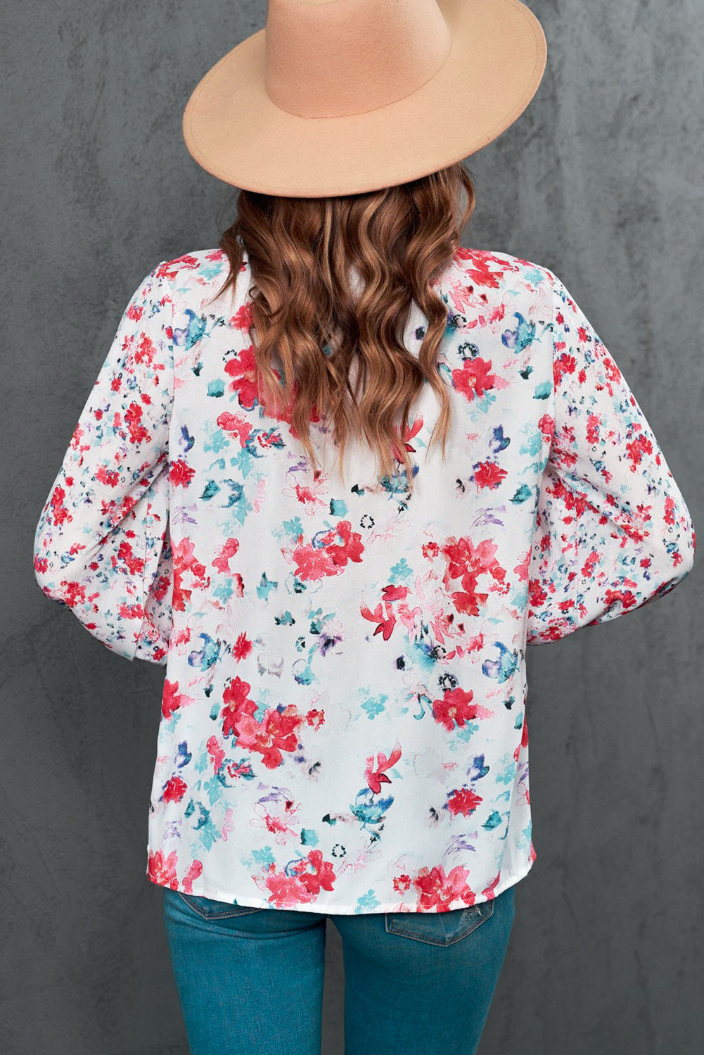 Blusa con mangas con volante y cuello anudado con ribete de volantes florales