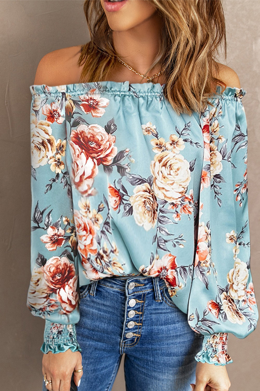 Blusa con mangas farol y hombros descubiertos con ribete de volantes florales