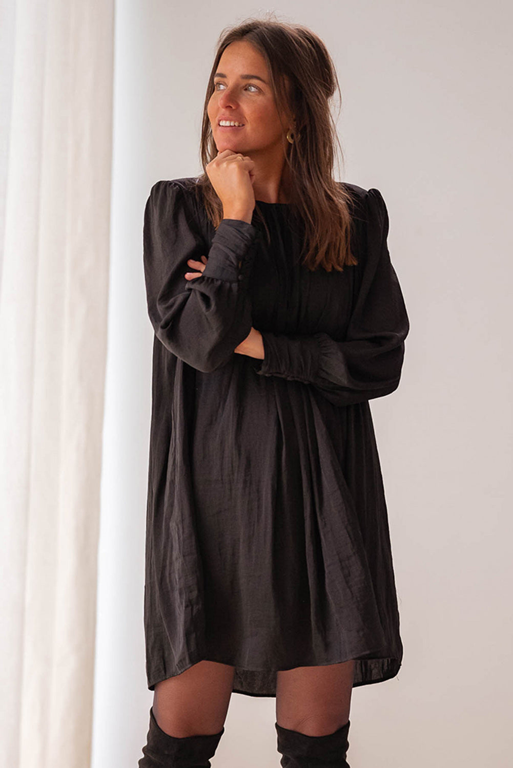 Mini-robe plissée noire unie à manches évêque