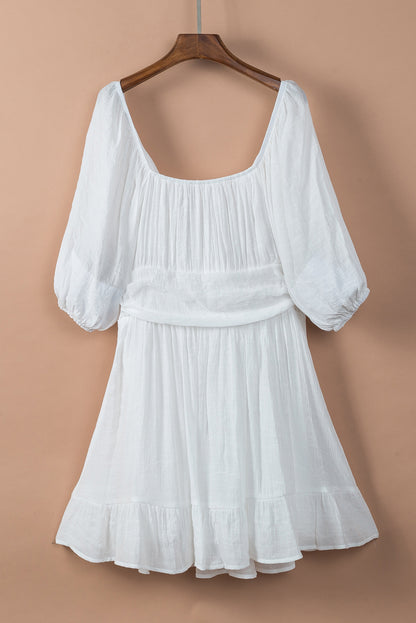 Mini-robe blanche à nœud papillon et col carré, taille haute à volants