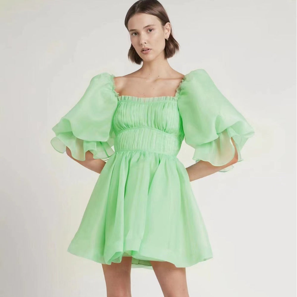 Robe courte dos nu à col carré et manches bouffantes taille haute