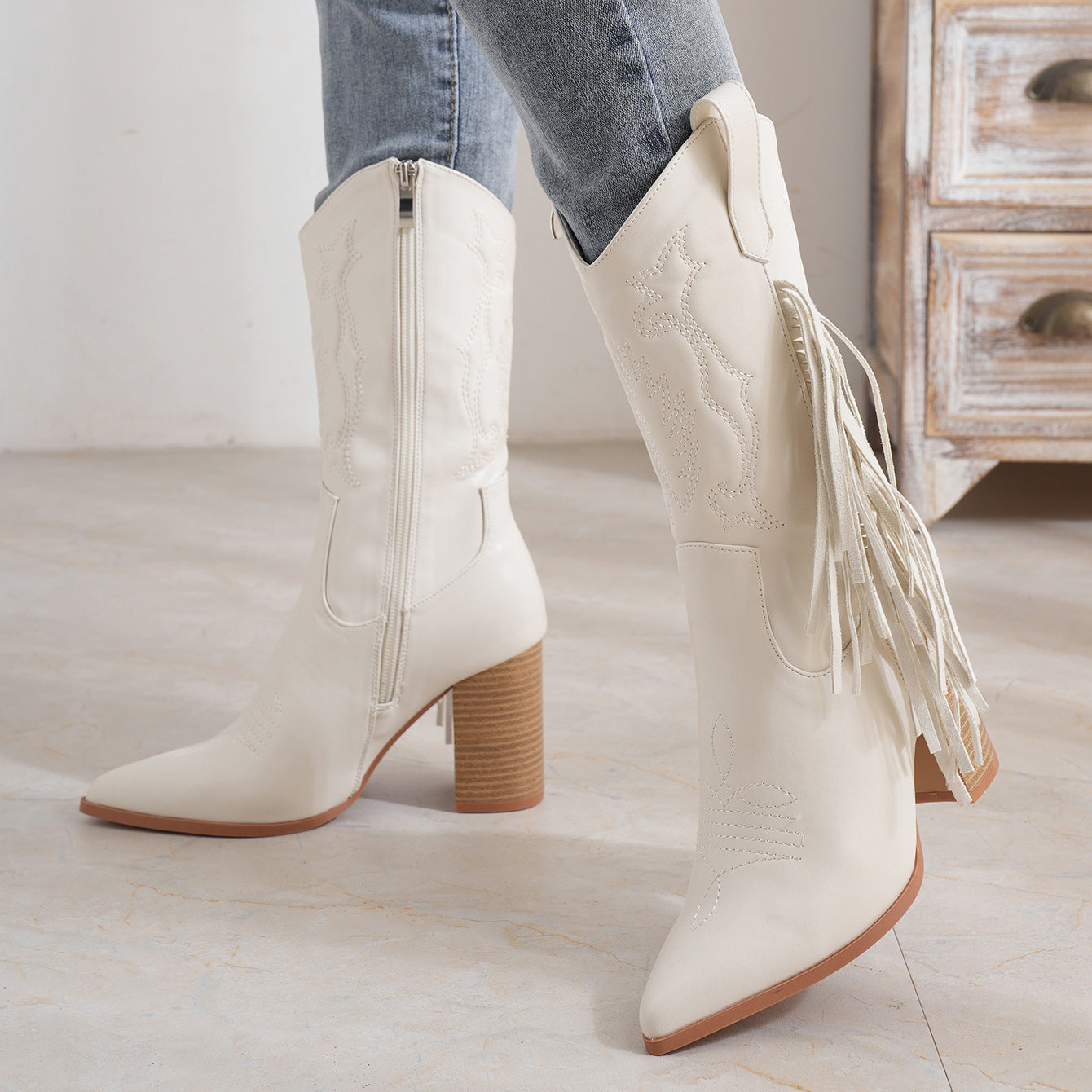 Bota vaquera nueva blanca con borlas bordadas