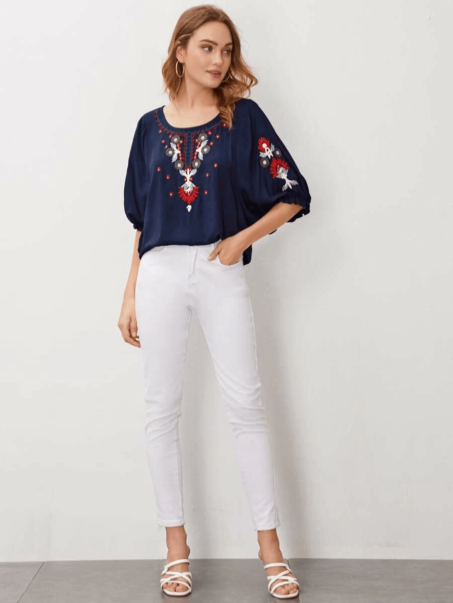 Blusa bordada con cuello redondo y mangas con volantes