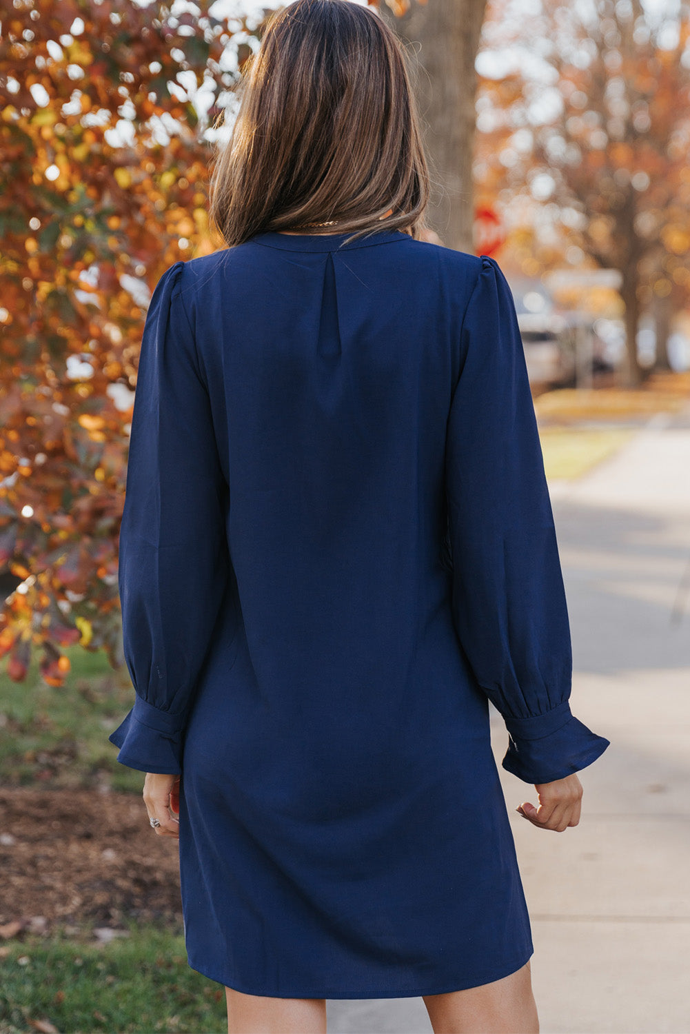 Vestido camisero azul con escote en V y mangas con volantes