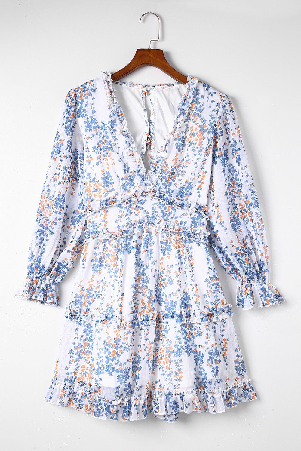 Robe florale blanche à volants et dos ouvert