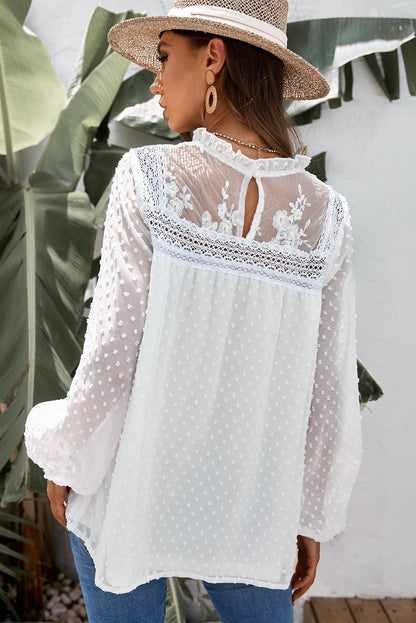 Blusa con abertura en forma de cerradura bordada y cuello con volantes de lunares suizos