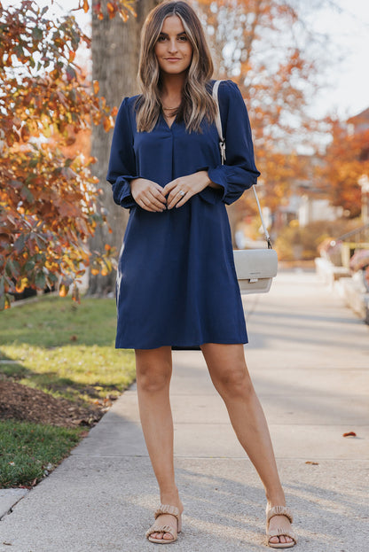 Vestido camisero azul con escote en V y mangas con volantes