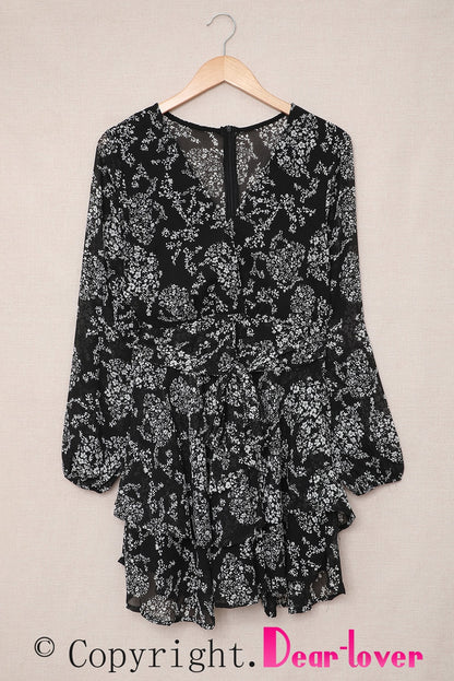 Robe courte noire à imprimé floral avec ourlet à volants superposé à la taille et à nouer à la taille