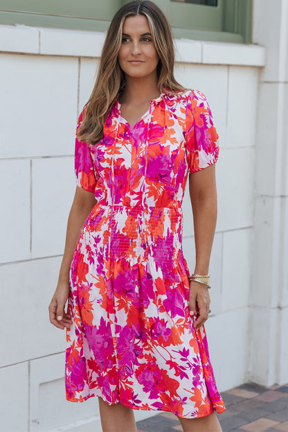 Vestido de vuelo con mangas abullonadas y cintura fruncida con estampado floral rosa