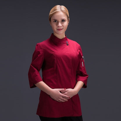 Costume pour femme chef dans la cuisine de l'hôtel