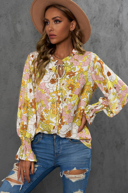 Blusa con mangas con volante y cuello anudado con ribete de volantes florales