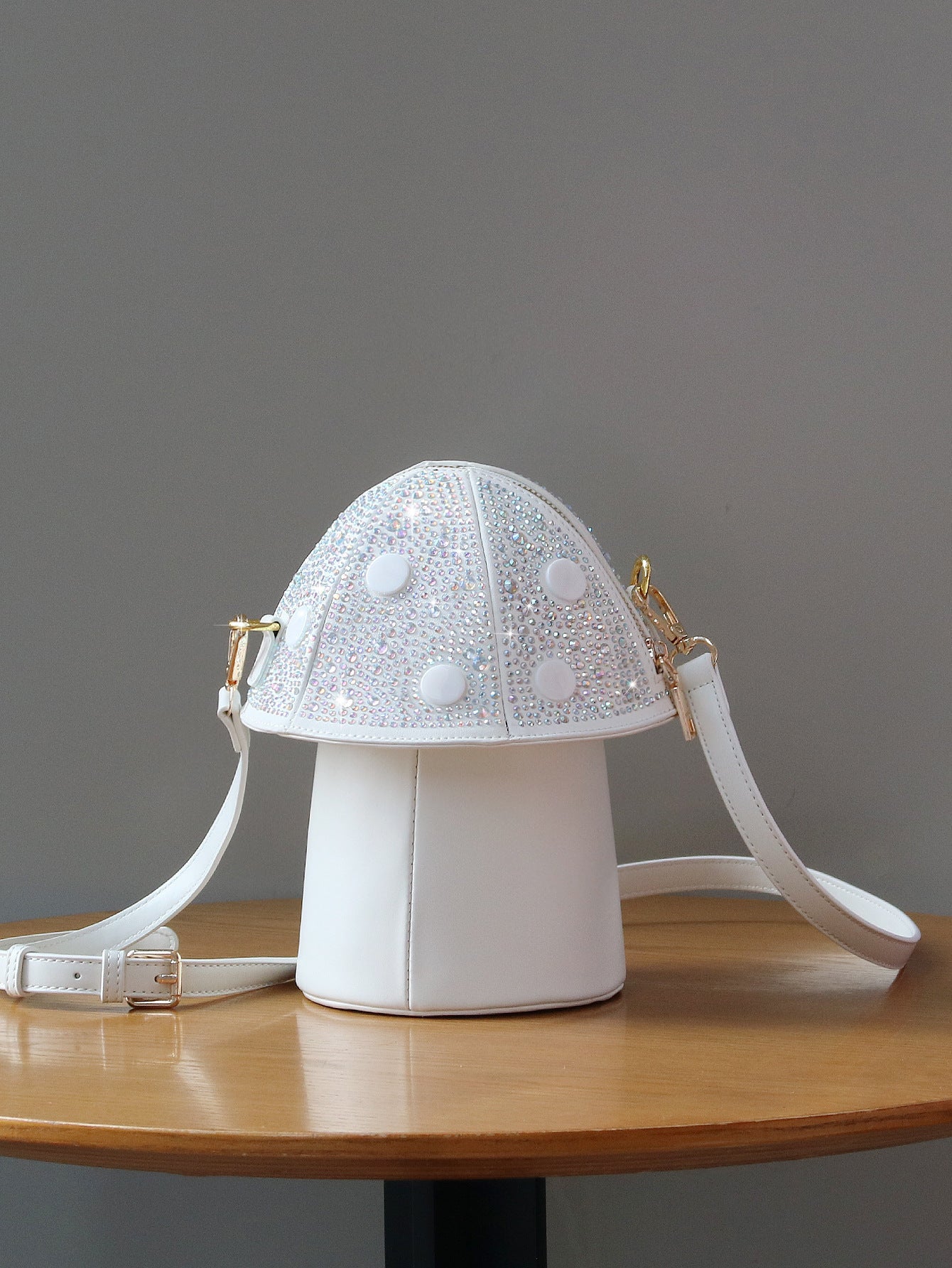 Bolso bandolera con forma de hongo y diamantes