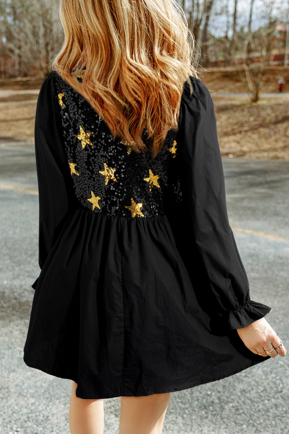 Vestido babydoll con volantes y mangas con volantes y estrellas de lentejuelas negras