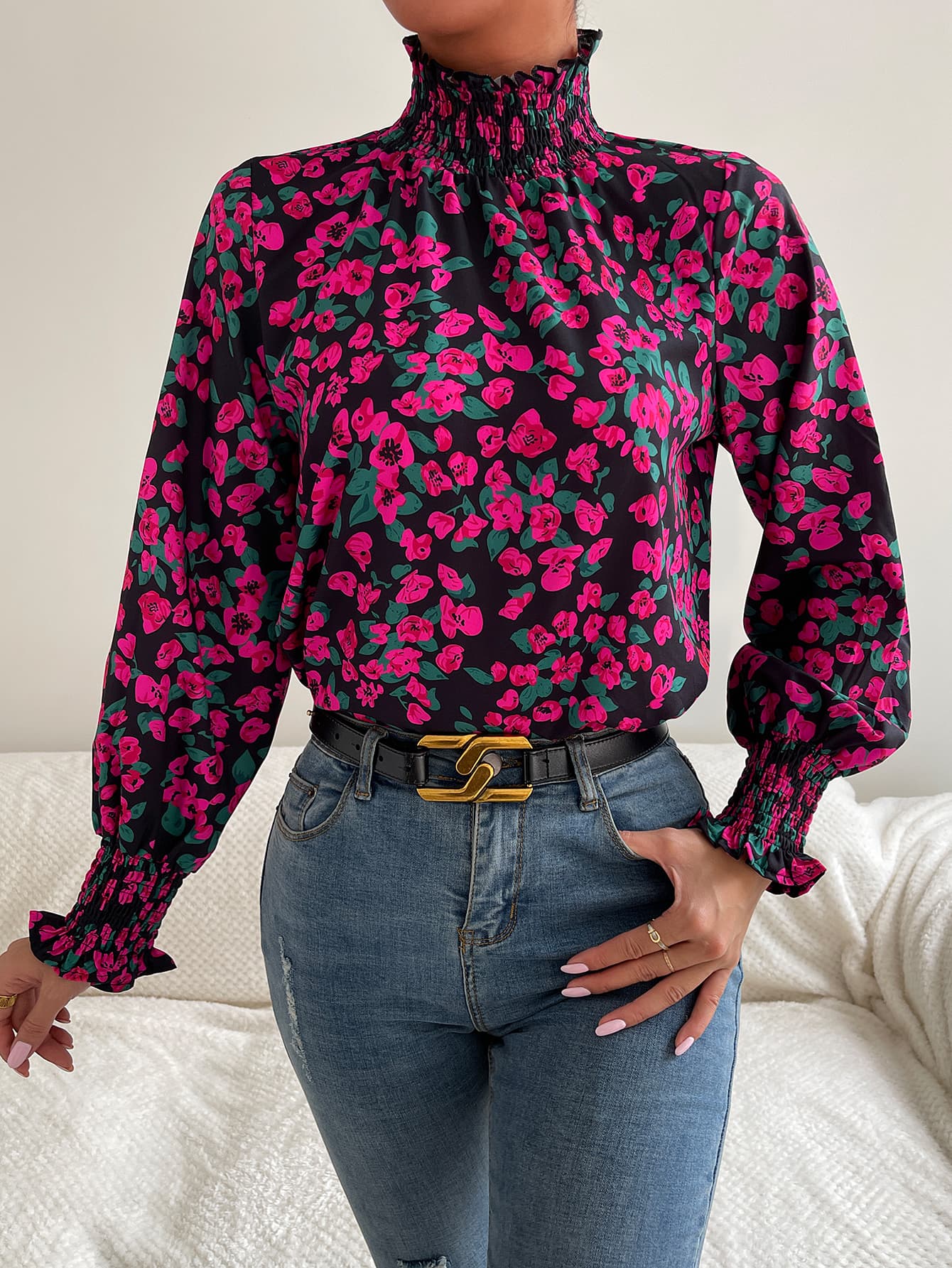 Blouse fleurie à col volanté et smockée