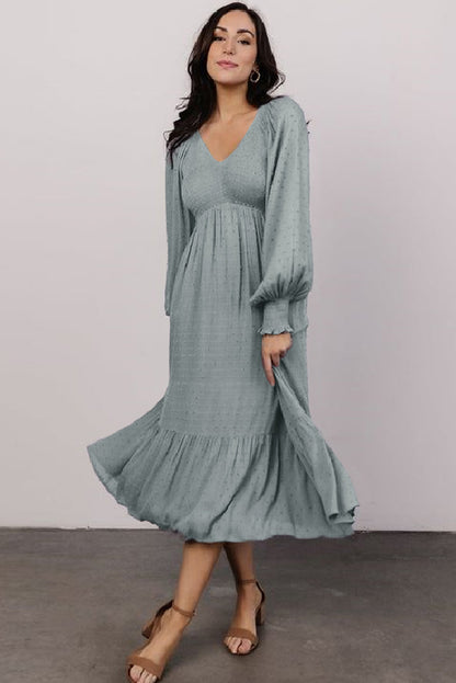 Robe bleue smockée à manches longues et à volants à pois et col en V