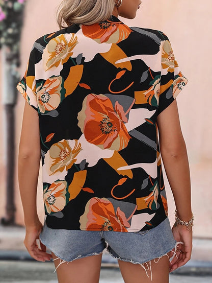 Blusa estampada de manga corta con cuello con muescas