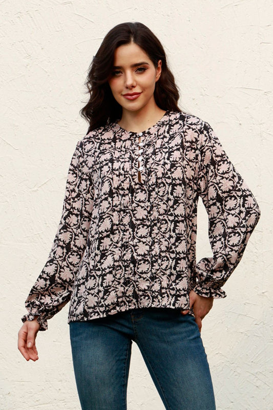 Blusa con cuello redondo y mangas con volantes florales